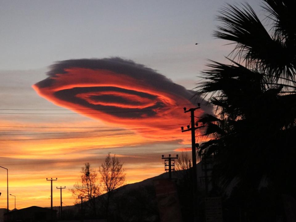 Nuvem lenticular surge no céu da Turquia, exemplo de fenômeno natural que pode ser confundido com UAP Ovni.